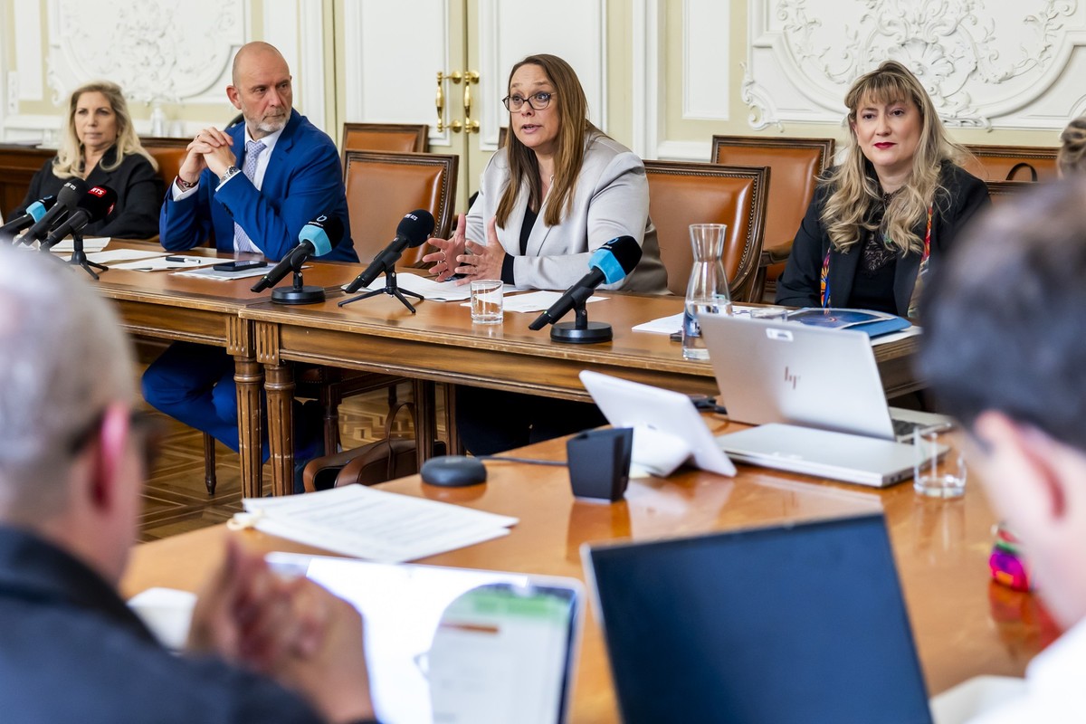Carole-Anne Kast, 2e droite, conseillere d'Etat genevoise, accompagnee de Nathalie Fontanet, gauche, conseillere d'Etat, du president du Conseil d'Etat genevois Thierry Apotheloz, 2e ga ...