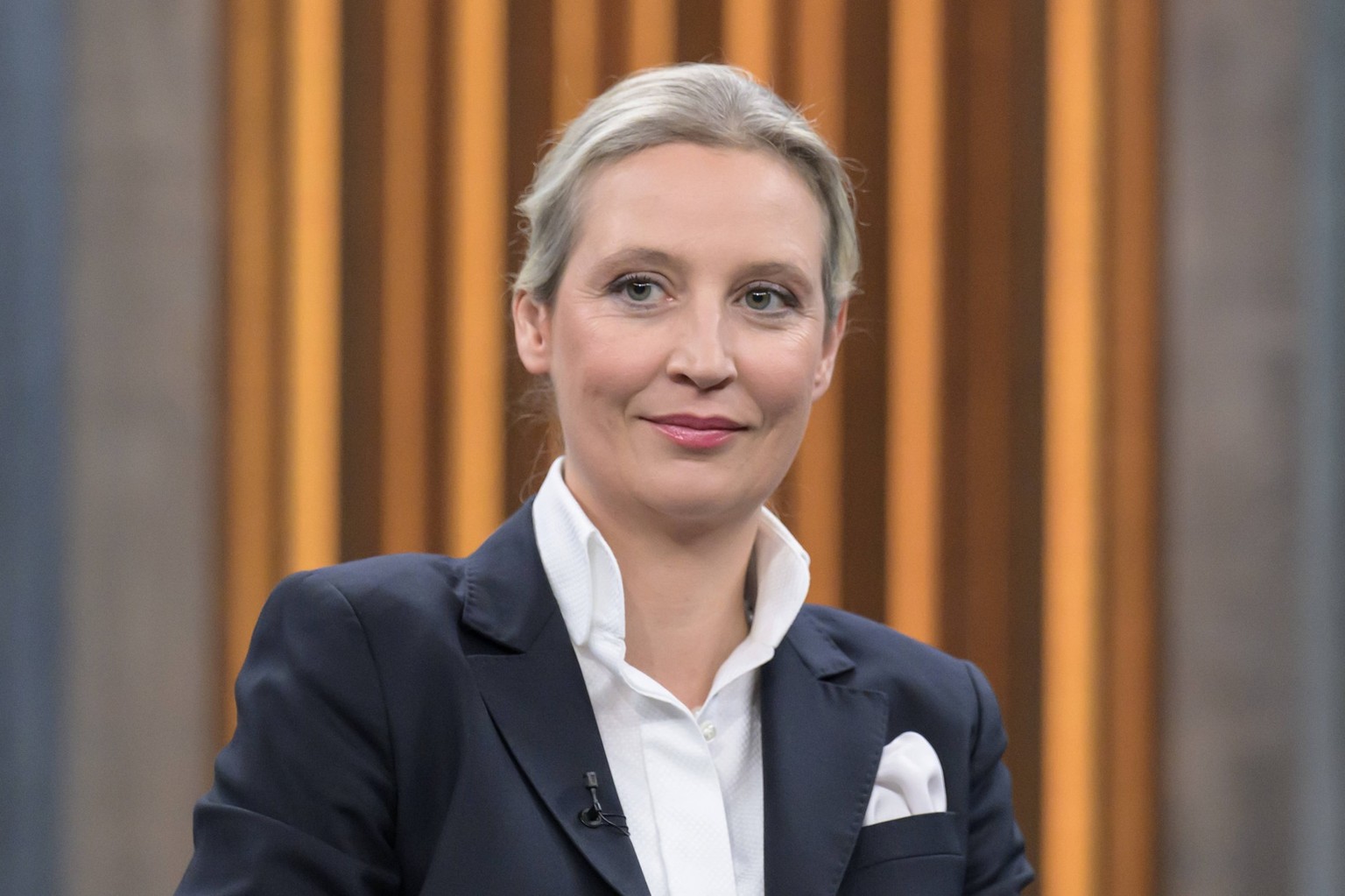 GER, Berlin, Studio, zu Gast bei - Caren Miosga, Polittalk, TV, Format, mit Moderatorin, NDR, Das Erste, aus Adlershof - am Studio 20, Was für ein Deutschland wollen Sie, Frau Weidel, im Bild: Alice W ...