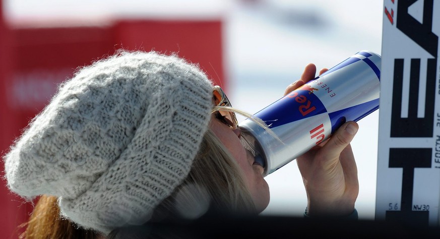 Fliegt sie gleich davon? Falls nicht, kann sie vom österreichischen Energy-Drink-Hersteller 10 Dollar Entschädigung verlangen. Dringend nötig hat sie das Geld allerdings nicht: Lindsay Vonn nach einem ...