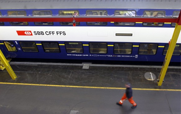 Die zwei ersten der neuen Doppelstockpendelzuege (DPZ) der Zuercher S-Bahn wurden am Donnerstag, 8. Dezember 2011, im SBB Werk in Olten vorgestellt. (KEYSTONE/Urs Flueeler)