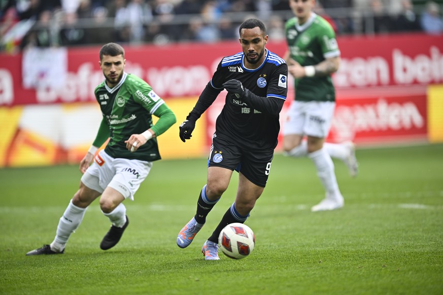 St. Gallens Leonidas Stergiou, links, gegen GCs Guilherme Schettine, im Fussball Super League Spiel zwischen dem FC St. Gallen und dem Grasshopper Club Zuerich, am Sonntag, 5. Maerz 2023, im Kybunpark ...