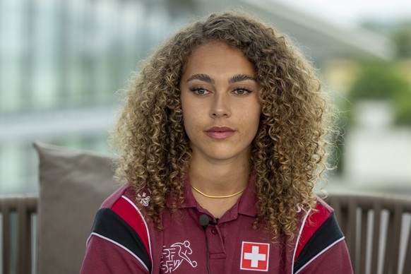 ARCHIV - Die Schweizer Fussballerin Alayah Pilgrim waehrend einer Medienrunde, anlaesslich eines Mediaday vor dem Start der 2. EM-Vorbereitungswoche der Schweizer Frauen Fussball Nationalmannschaft ,  ...