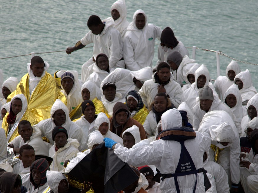 Gerettete Flüchtlinge vor der italienischen Küste.