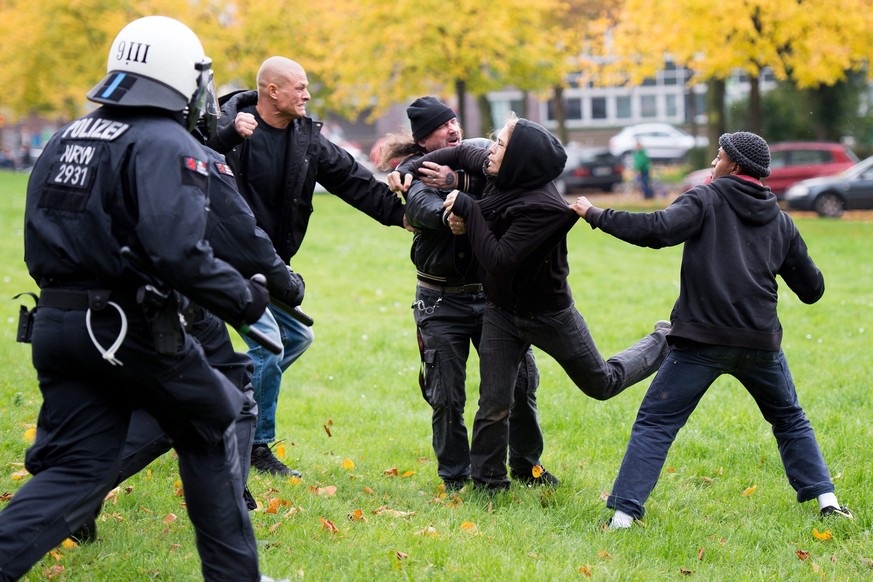 Rund um den Kundgebungsplatz kam es zu Zusammenstössen zwischen Hooligans und Gegenprotestlern.