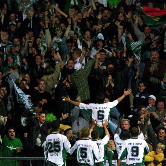 Der FC St. Gallen und sein Torschuetze Sascha Mueller, 6, laesst sich am Freitag, 19. Mai 2000 beim Fussball Nationalliga A Spiel auf der Allmend gegen den FC Luzern nach seinem Tor von Mannschaft und ...