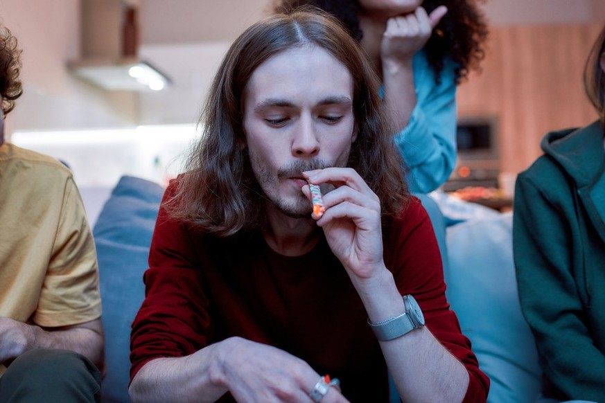Jonas wollte kein echtes Foto von sich im Internet sehen. Sein ACAB-Tattoo am linken Unterarm sei dann doch zu heikel, meinte er. Aber man kann sich Jonas ungefähr so vorstellen.