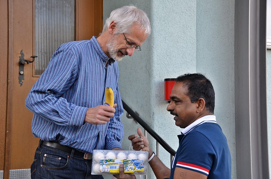 Asylzentrumsleiter Stefan Hodel im Gespräch mit einem Bewohner seines Zentrums aus Sri Lanka.<br data-editable="remove">