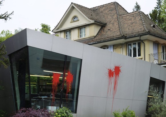 Mit dem hier. Voll übel. Rote Farbe. Das geht nie wieder weg! Nie! Auf die Liegenschaft der Architektin Vera Gloor ist in der Nacht auf Dienstag, 3. Mai 2011, ein Farbanschlag veruebt worden, zudem wurden Scheiben eingeschlagen. Wer hinter dem Anschlag steckt, ist noch unklar. (KEYSTONE/Steffen Schmidt)