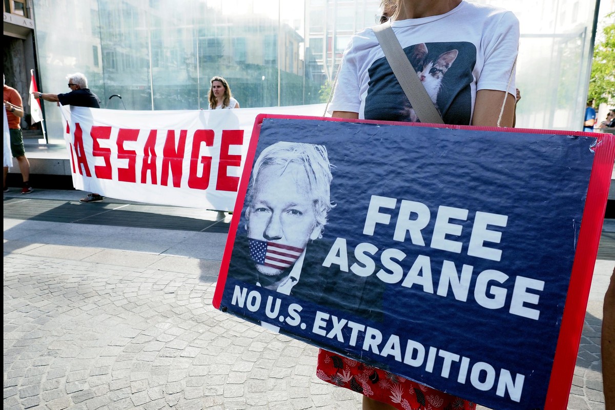 epa10050148 People attend a protest of 'the Committee Against the War Milan' and the 'Committee for the Liberation of Julian Assange' in Liberty square, Milan, Italy, 03 July 2022. ...