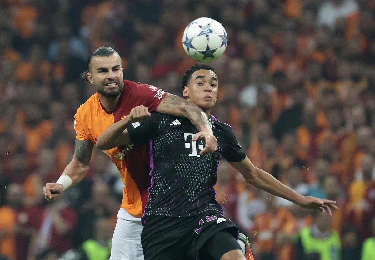 epa10936766 Abdulkerim Bardakci (L) of Galatasaray in action against Jamal Musiala (R) of Bayern Munich during the UEFA Champions League Group A soccer match between Galatasray SK and FC Bayern Munich ...