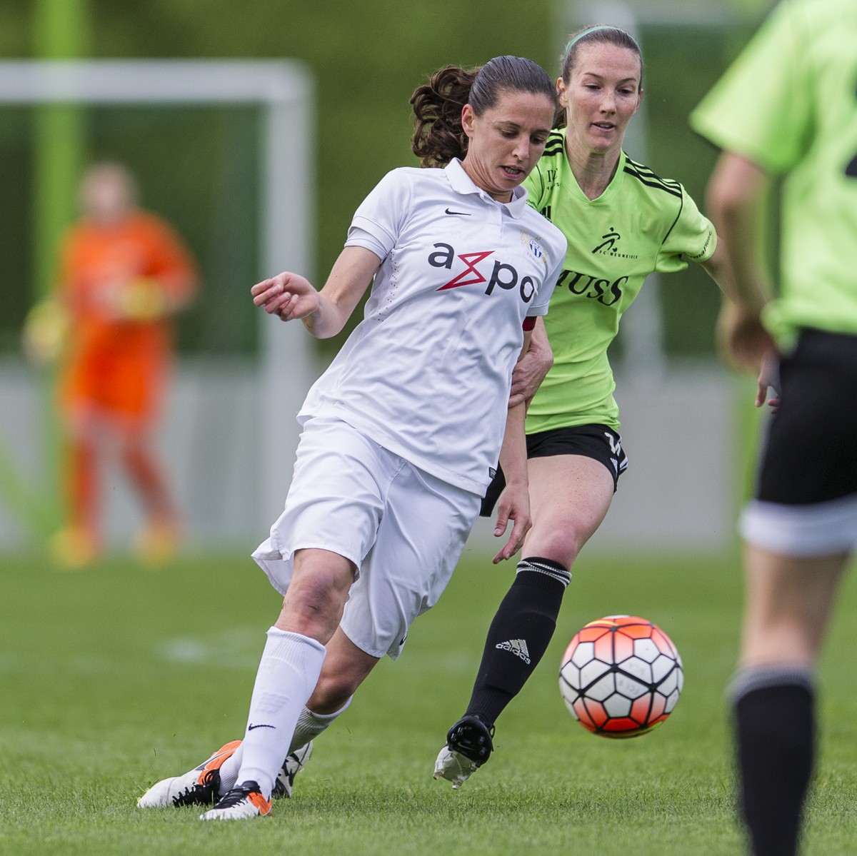 Fabienne Humm von Zuerich, links, und Kayla Chambers von Neunkirch spielen um den Ball im Finalrundenspiel der Frauen Nationalliga A zwischen dem FC Zuerich und dem FC Neunkirch am Mittwoch, 25. Mai 2 ...
