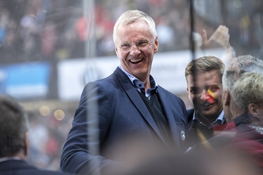 SC Bern Cheftrainer Kari Jalonen freut sich ueber den Sieg im fuenften Eishockey Playoff-Finalspiel der National League zwischen dem SC Bern und dem EV Zug, am Samstag, 20. April 2019, in der Postfina ...