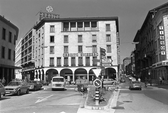 ARCHIVE --- VOR 40 JAHREN, MITTE APRIL 1977, ERSCHUETTERTE EIN SKANDAL BEI DER SCHWEIZERISCHEN KREDITANSTALT SKA (DIE HEUTIGE CREDIT SUISSE) DIE SCHWEIZER BANKENWELT. DIREKTOREN DER SKA-FILIALE IN CHI ...