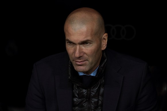 epa06613182 Real Madrid&#039;s head coach Zinedine Zidane reacts during the Spanish Primera Division soccer match between Real Madrid and Girona at Santiago Bernabeu stadium in Madrid, Spain, 18 March ...