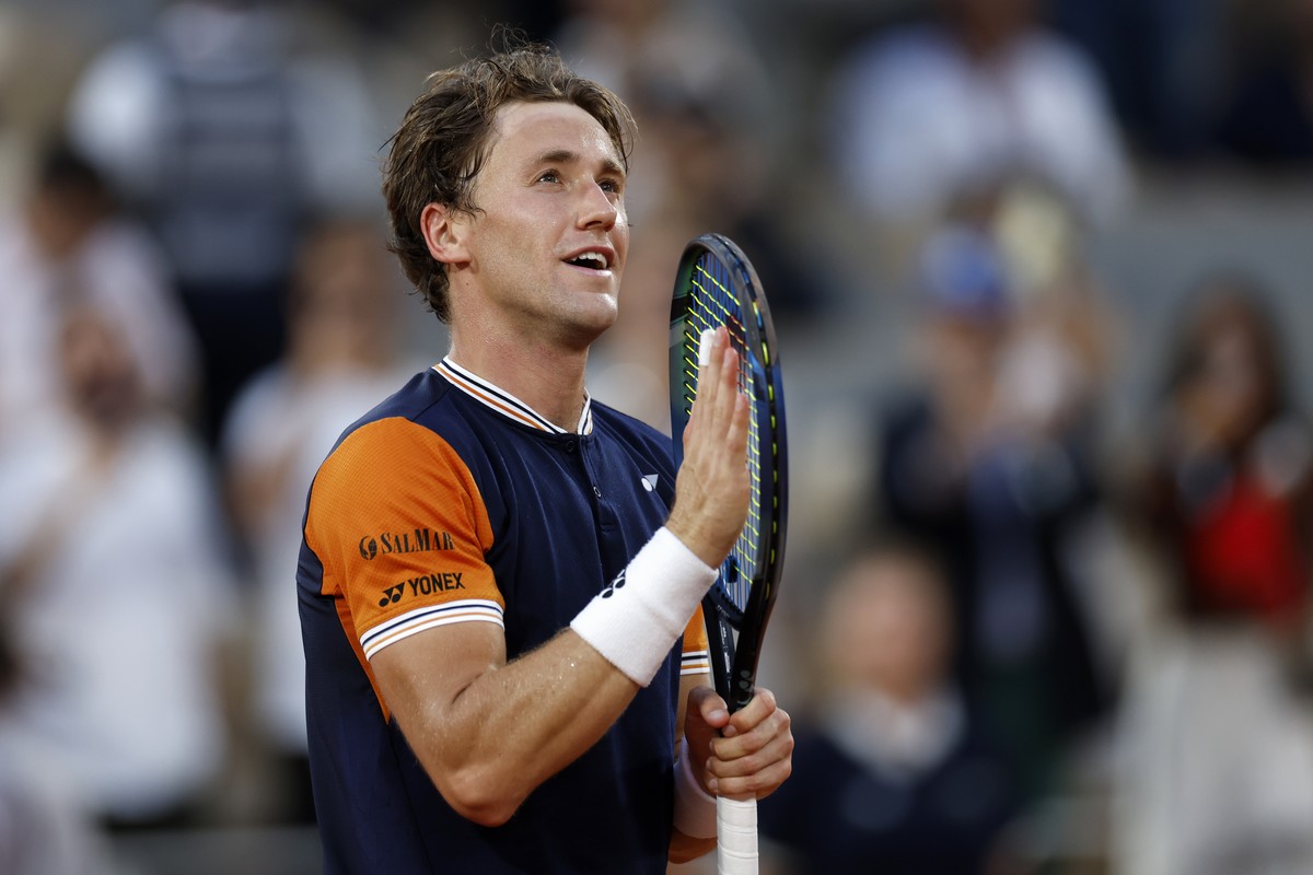 Norway's Casper Ruud celebrates winning his semifinal match of the French Open tennis tournament against Germany's Alexander Zverev, in three sets, 6-3, 6-4, 6-0, at the Roland Garros stadiu ...