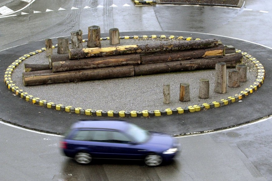 Dass das Lothar-Holz auch im Strassenverkehr eine Funktion findet zeigt dieser Kreisel in Horgen (aufgenommen am Freitag, 5. Januar 2001). Ohne grossen Aufwand zu betreiben, wurde mit den durch den St ...