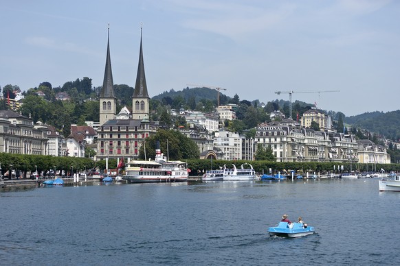 Tourists enjoy themselves in pedaloes against the backdrop of &quot;Hofkirche St.Leodegar&quot; church, pictured on July 2, 2010, in Lucerne, Switzerland. (KEYSTONE/Gaetan Bally)

Touristen vergnuegen ...