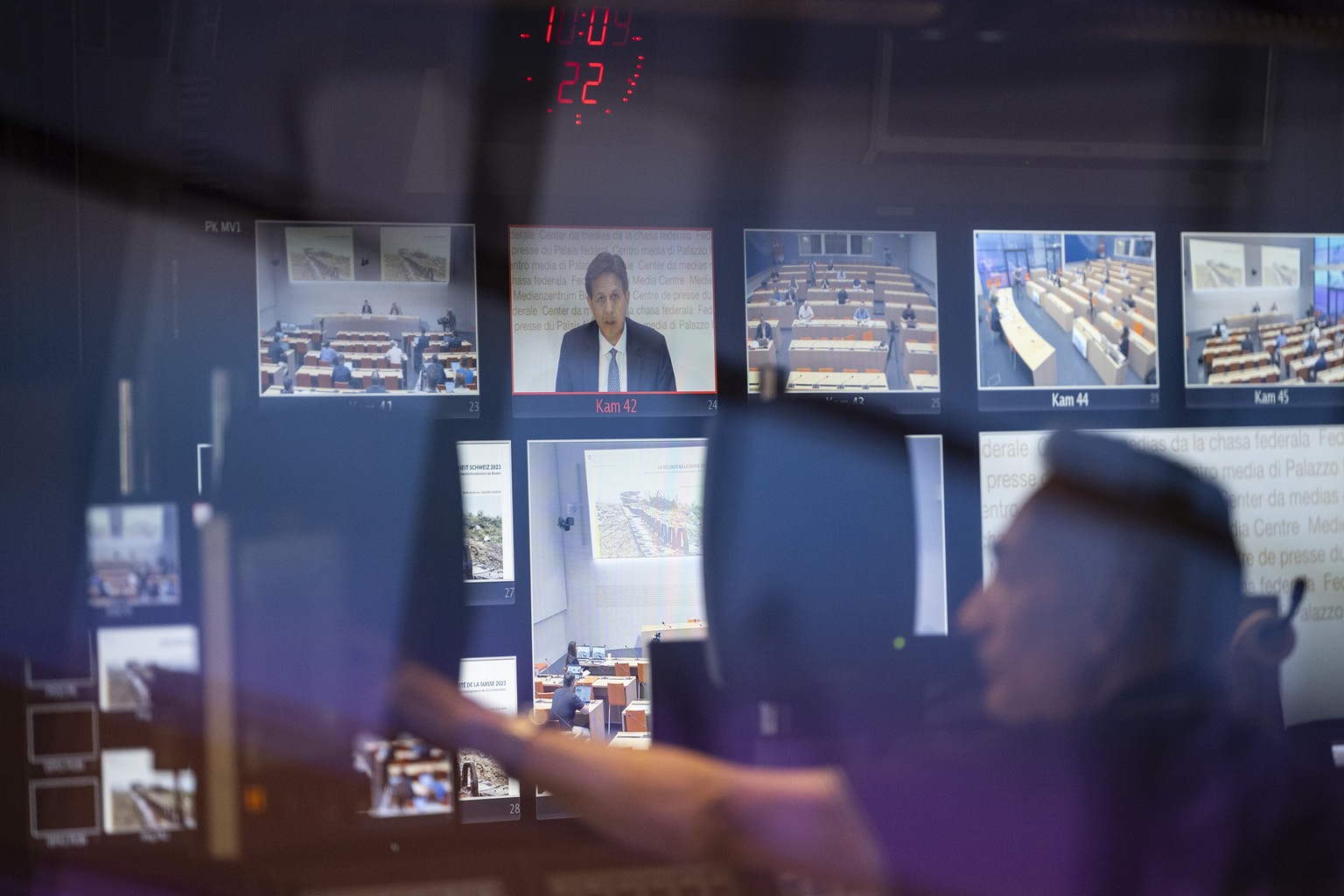 Blick in den Regieraum des Medienzentrums Bundeshaus, waehrend der Medienkonferenz, an der Christian Dussey, Direktor Nachrichtendienst des Bundes NDB, den Lagebericht Sicherheit Schweiz 2023 des NDB  ...