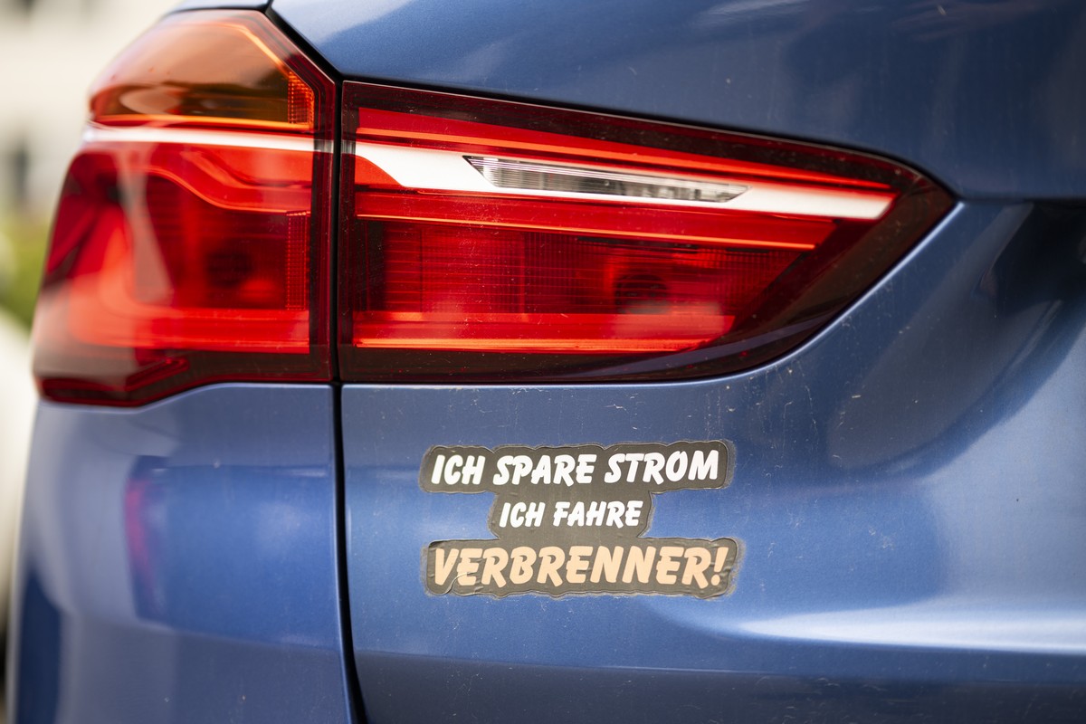 Ein Aufkleber Ich spare Strom ich fahre Verbrenner! klebt auf einem Auto, aufgenommen am Samstag, 1. August 2026, in Kradolf-Schoenenberg. (KEYSTONE/Gian Ehrenzeller)