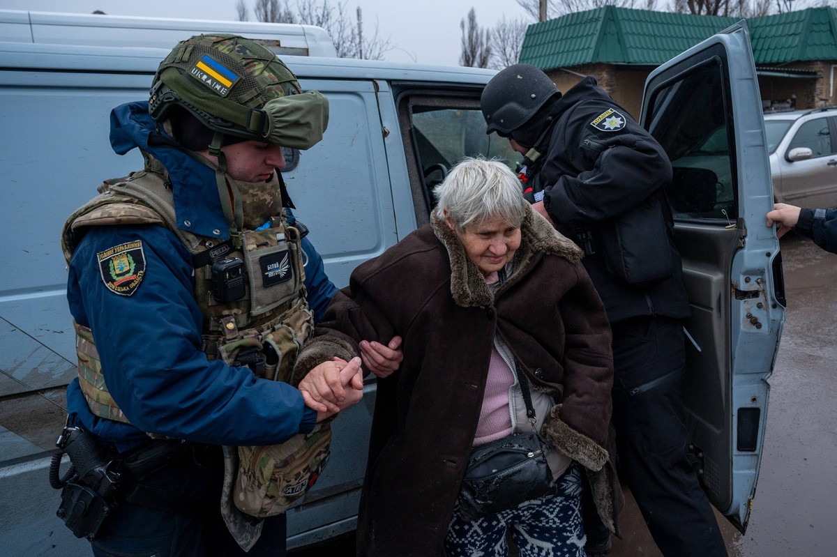 Humanitarian aid workers evacuate civilans from Pokrovsk Ukrainian police officers assist humanitarian aid workers from the group Dobra Sprava to evacuate Valentyna Nekrylova from the city of Pokrovsk ...