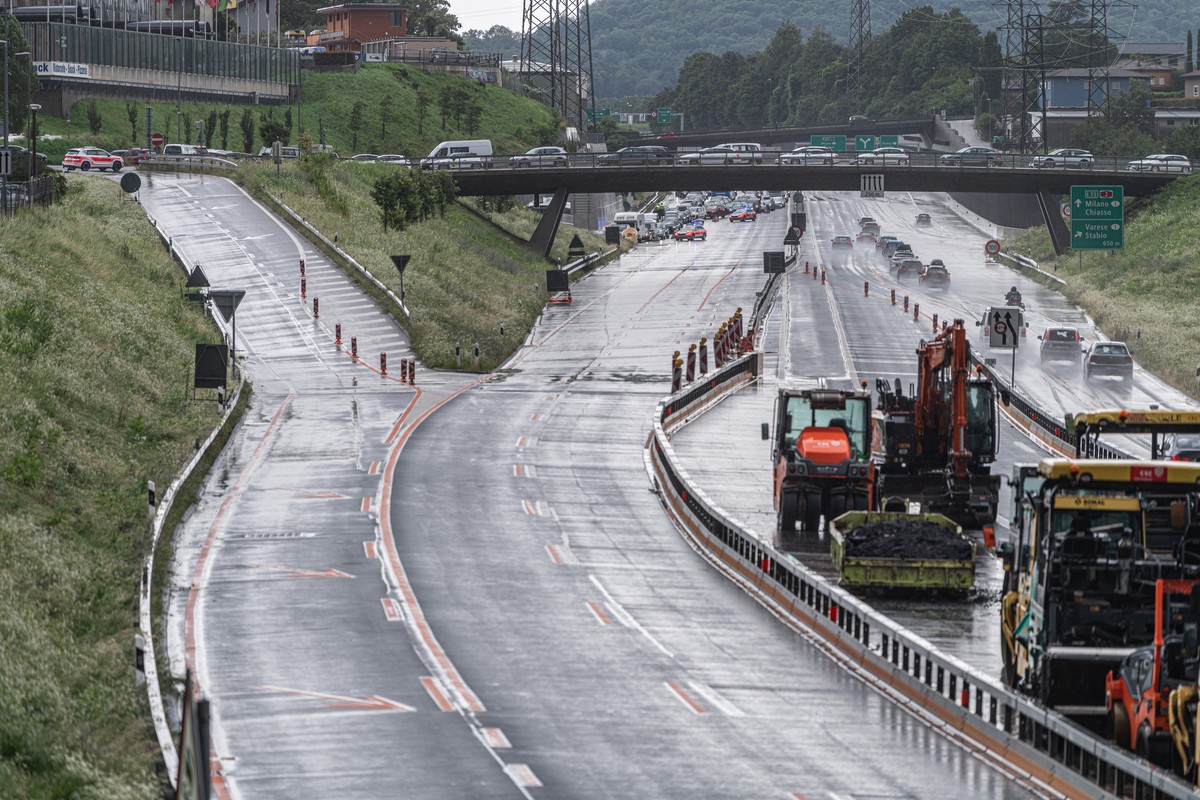 epa11465393 A view of empty lanes heading north on the A2 motorway in Mendrisio, in Switzerland, 07 July 2024. Heavy rainfall led to a temporary closure of the A2 motorway between Mendrisio and Bisson ...