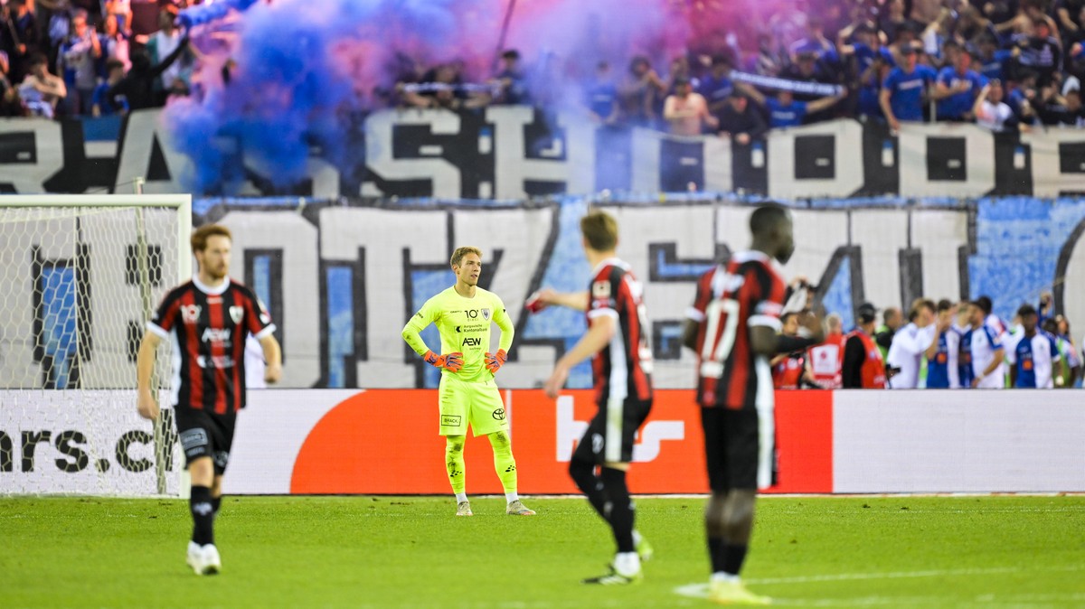 Torhueter Marvin Huebel (FCA) und Team nach dem 2-1 beim Super League/Challenge League Barrage Rueckspiel zwischen dem Grasshopper Club Zuerich und dem FC Aarau, am Donnerstag, 21. Mai 2026 in im Stad ...