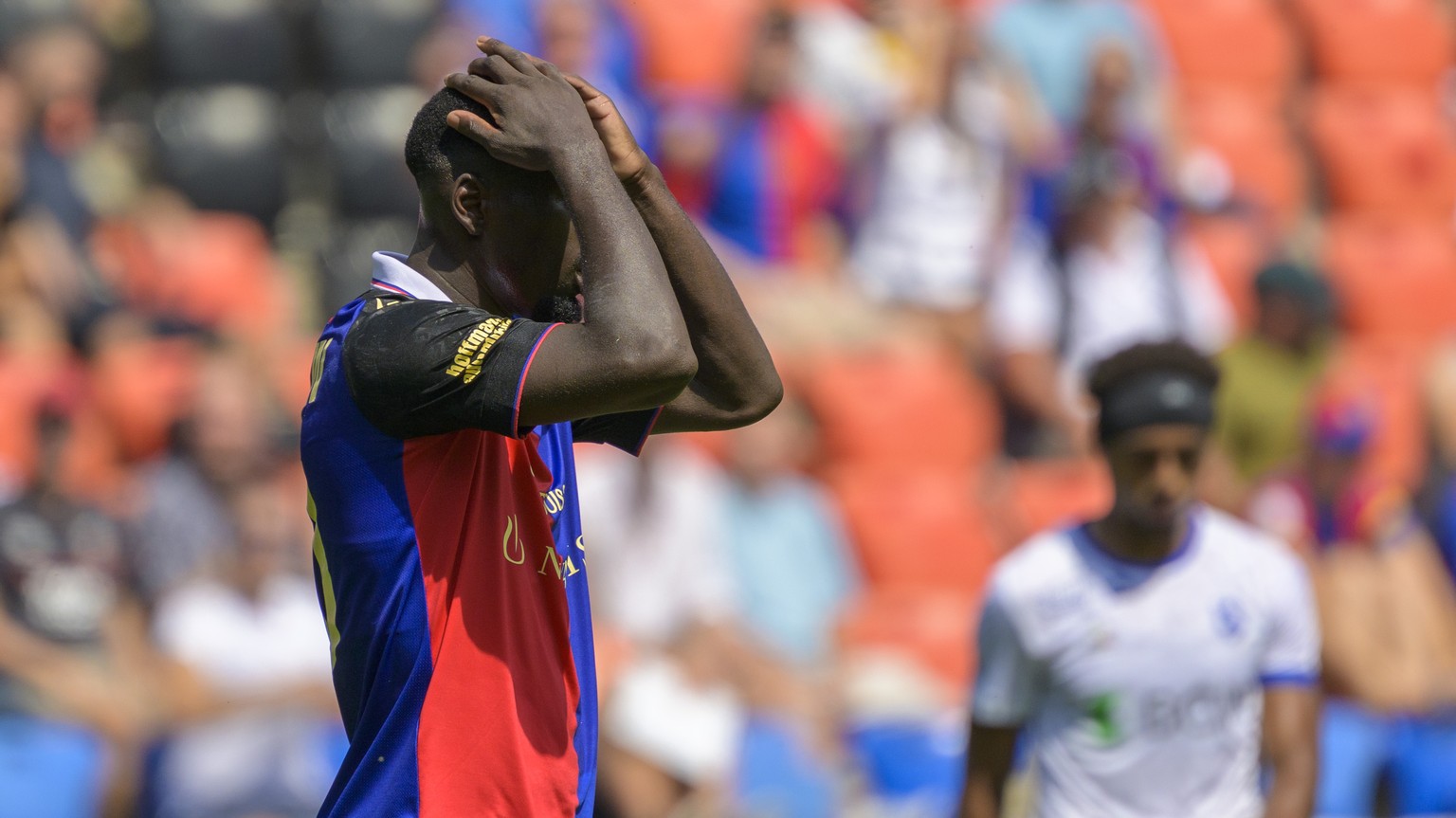 Basels Jean-Kevin Augustin fasst sich an den Kopf im Fussball Meisterschaftsspiel der Regular Season der Super League zwischen dem FC Basel 1893 und dem FC Lausanne-Sport im Stadion St. Jakob-Park in  ...