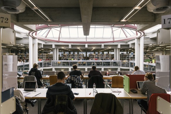 Students study in the library of the University of St. Gallen HSG in St. Gallen, Switzerland, on March 27, 2018. (KEYSTONE/Christian Beutler)