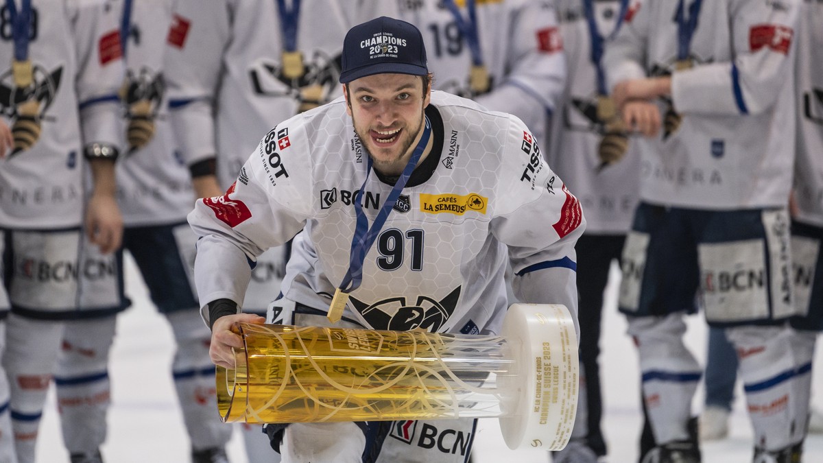 Der Chaux-de-fonnier Toms Andersons, Mitte, jubelt mit dem Pokal des Schweizer Meisters der Swiss League nach dem vierten Spiel des Eishockey Playoff Finals der Swiss League zwischen dem EHC Olten und ...
