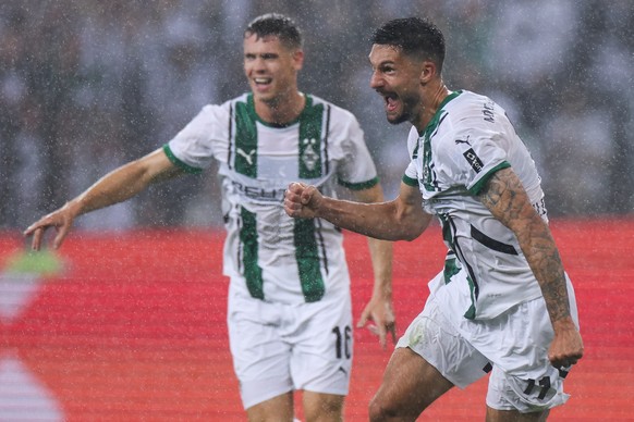 epa11562169 Tim Kleindienst (R) of Moenchengladbach celebrates scoring the 2-2 equalizer during the German Bundesliga soccer match between Borussia Moenchengladbach and Bayer 04 Leverkusen in Moenchen ...