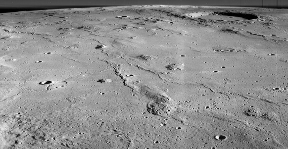 Die östlichen Marius Hills im Ozean der Stürme. Der Krater ist oben rechts zu erkennen.