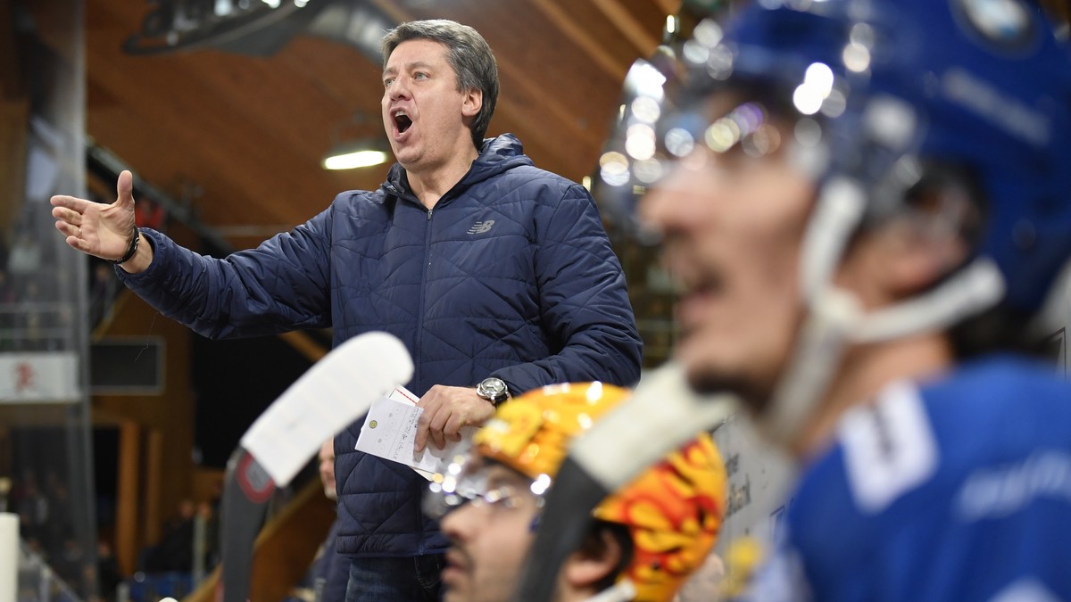 Davos' Cheftrainer Harijs Witolinsch, beim Eishockey-Qualifikationsspiel der National League A zwischen dem HC Davos und dem HC Ambri-Piotta, am Sonntag, 23. Dezember 2018, in der Vaillant Arena  ...