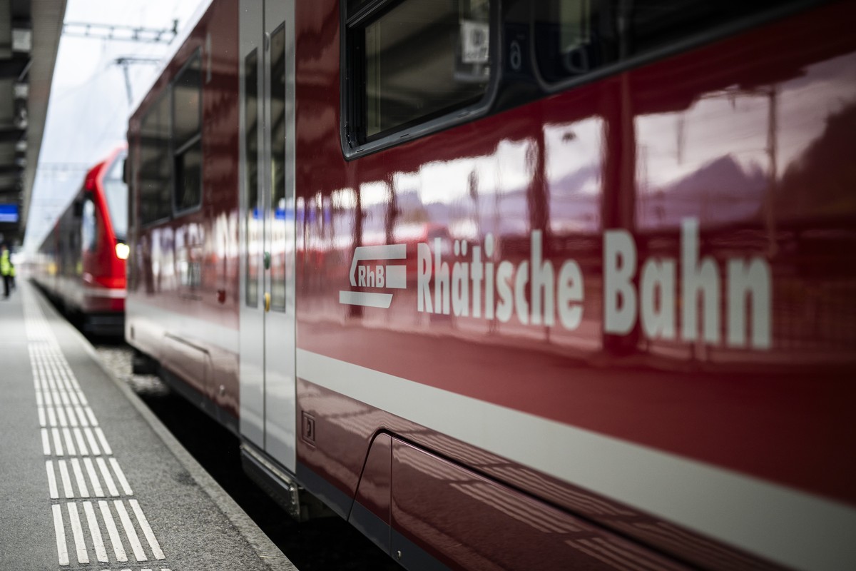 Logo der RHB, aufgenommen bei einem Medienrundgang durch die Baustelle des Gesamtprojektes zur Erneuerung des Bahnhof Landquart der rhaetischen Bahn RHB, am Freitag, 10. April 2026, in Landquart. Die  ...