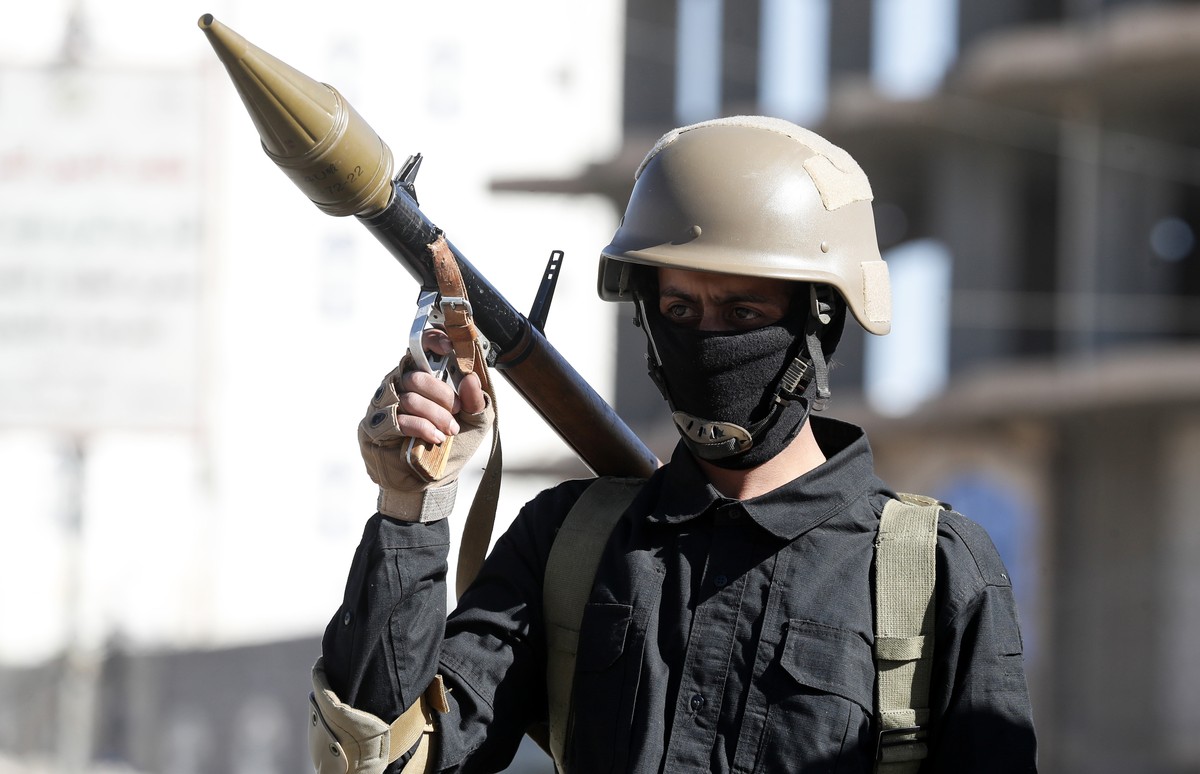 epa11069996 A Houthi trooper stands guard during a gathering at the end of a military training, in Sana'a, Yemen, 11 January 2024. Yemen's Houthis top leader Abdul-Malik Al-Houthi has warned ...