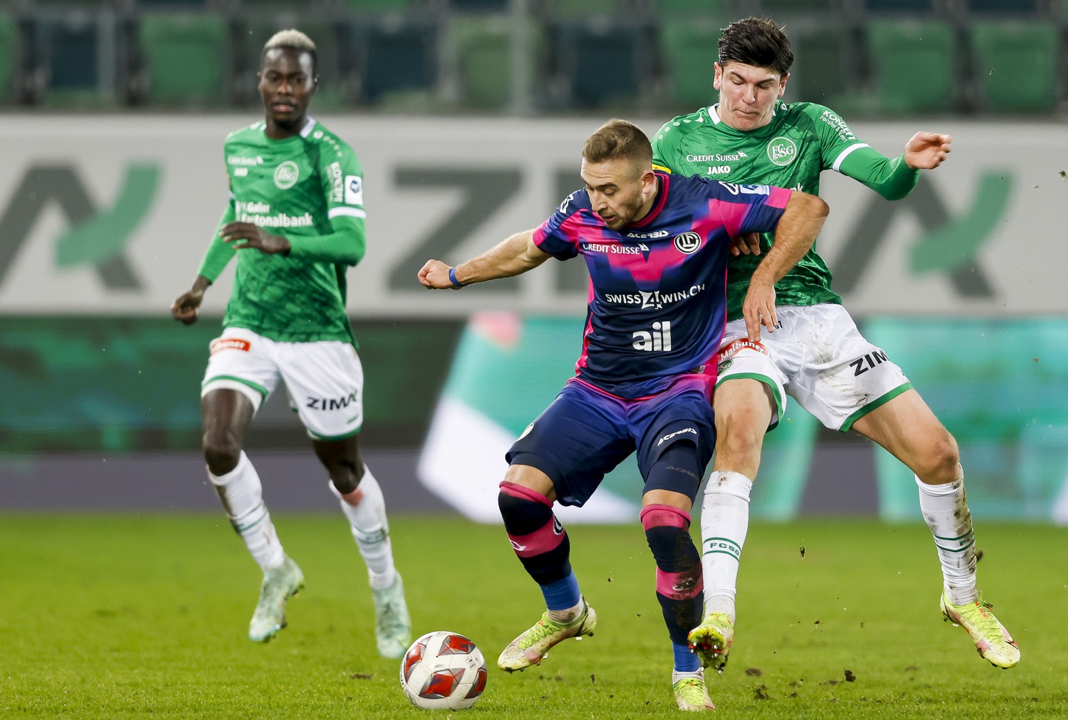 Luganos Sandi Lovric, gegen St. Gallens Alessio Besio, rechts, waehrend dem Meisterschaftsspiel der Super League zwischen dem FC St. Gallen und dem FC Lugano am Samstag, 11. Dezember 2021, im Stadion  ...