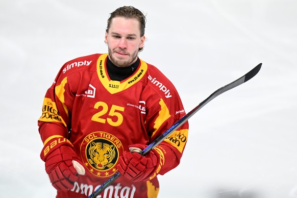 Tigers Aleksi Saarela beim Eishockey-Qualifikationsspiel der National League zwischen den SCL Tigers und dem HC Genf - Servette, am Samstag, 4. Januar 2025, in der Emmental Versicherung Arena in Langn ...
