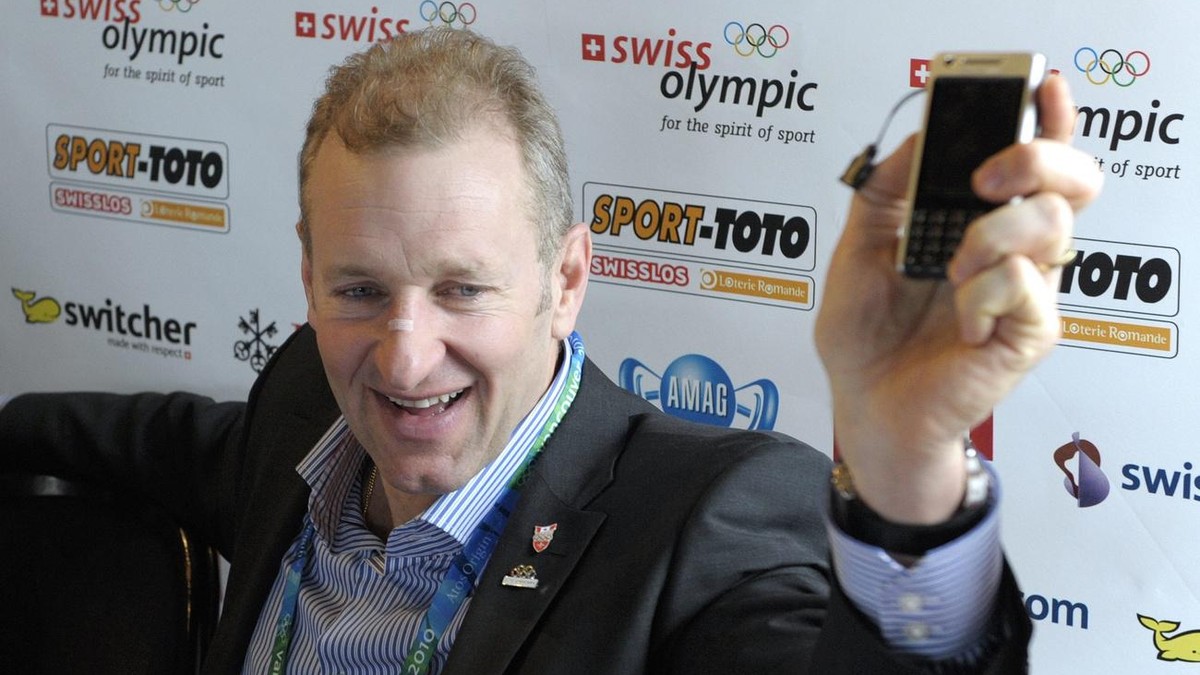 Ralph Krueger shows his mobile phone with more than 700 sms in five days during a press conference in the Vancouver House of Switzerland a day after his last game as head coach of Switzerland's i ...