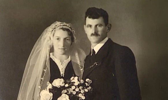 Maria Theresia Wilhelm und Ulrich Gantenbein heiraten 1938.
https://www.srf.ch/play/tv/rundschau/video/entmuendigt-und-weggesperrt?urn=urn:srf:video:aa0b10bb-e5b4-43ee-aff6-028b4134dd14