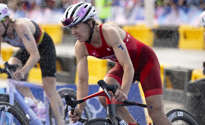 Julie Derron of Switzerland competes during the women&#039;s triathlon competition at the 2024 Paris Summer Olympics in Paris, France, Wednesday, July 31, 2024. (KEYSTONE/Anthony Anex)
