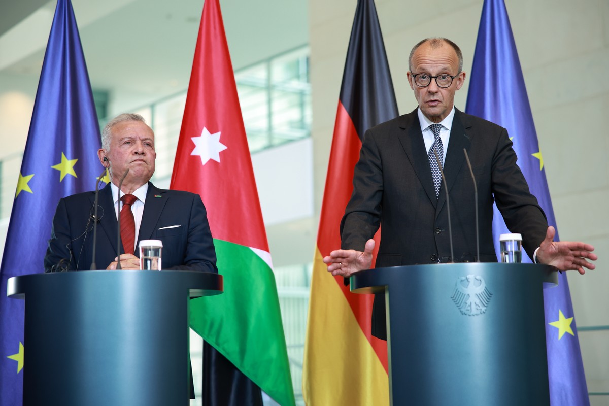epa12270706 Jordan King Abdullah II (L) gestures next to German Chancellor Friedrich Merz (R) during a press conference at the chancellery in Berlin, Germany, 29 July 2025. German Chancellor Friedrich ...
