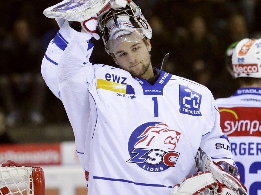 ZUM START DER EISHOCKEYSAISON 2014/15 DER NATIONAL LEAGUE A AM MITTWOCH, 10. SEPTEMBER 2014, STELLEN WIR IHNEN FOLGENDES BILDMATERIAL ZUR VERFUEGUNG - Lions&#039; goaltender Tim Wolf takes off his hel ...