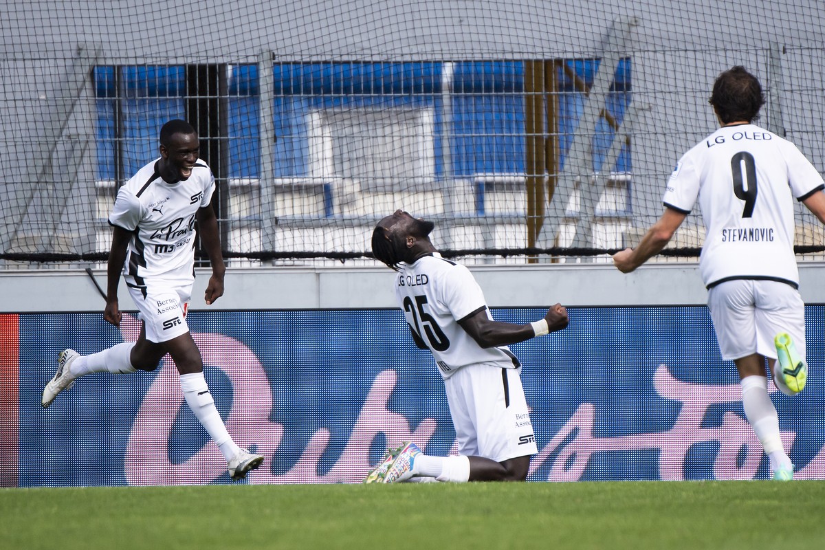 Joie de l'attaquant genevois Grejohn Kyei, centre, apres avoir marque le deuxieme but lors de la rencontre du championnat de football de Super League entre le FC Sion et Servette FC le dimanche 2 ...