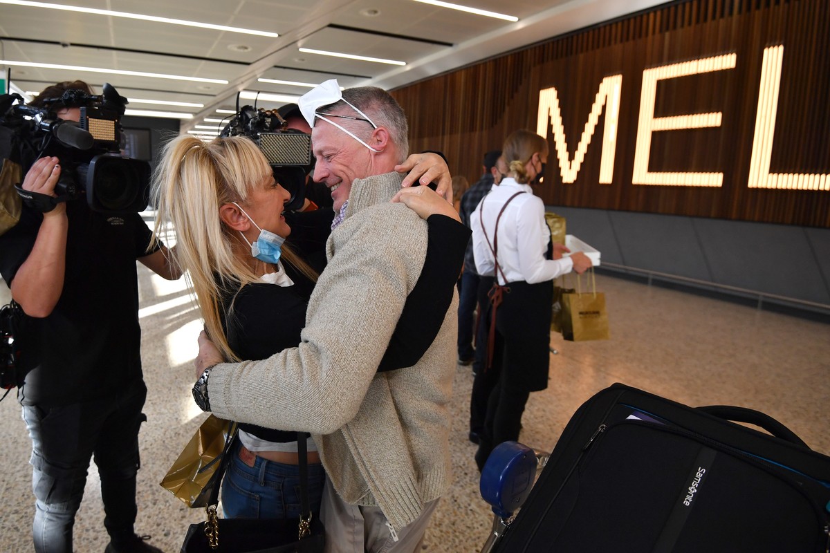 epa09775091 International passengers arrive at Melbourne Airport in Melbourne, Australia, 21 February 2022. Australia's international borders have reopened without restrictions for fully vaccinat ...