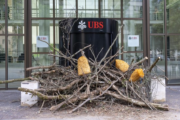 Die von den Aktivisten des Klimacamps der Gruppe Collective Climate Justice verlassene Blockade vor der Bank UBS am Aeschenplatz in Basel, am Montag, 8. Juli 2019. (KEYSTONE/Georgios Kefalas)