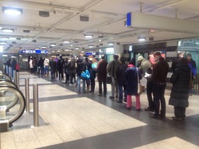 Am Sonntag im Zürcher Hauptbahnhof: Warteschlange wegen Abstimmung