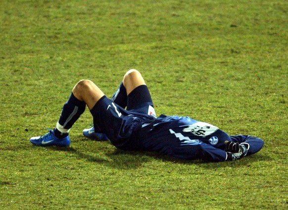 ZUM ABSTIEG DES FC ZUERICH AUS DER SUPER LEAGUE STELLEN WIR IHNEN FOLGENDES BILDMATERIAL ZUR VERFUEGUNG - Der Zuercher Tariq Chihab am Boden zerstoert nach der 6-5 Niederlage beim Fussball Cup Halbfin ...