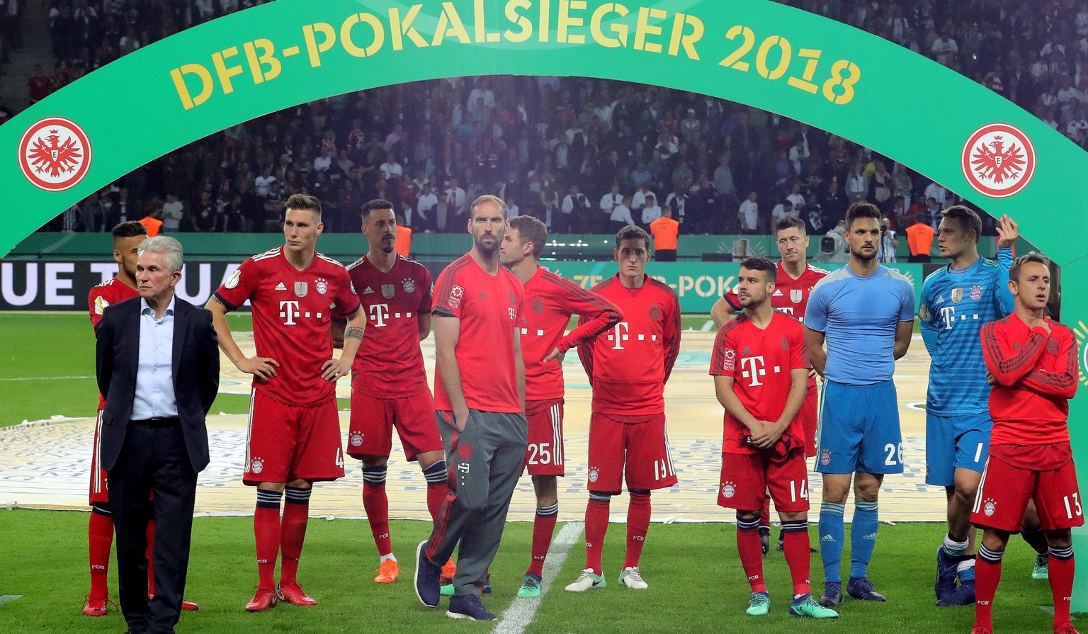 epa06751263 Bayern&#039;s head coach Jupp Heynckes (L) and Bayern players stand dejected on the pitch after losing the German DFB Cup final soccer match between FC Bayern Munich and Eintracht Frankfur ...