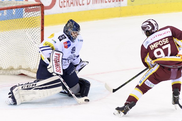 Le gardien tessinois, Sandro Zurkirchen, gauche, a la lutte pour le puck avec le joueur Genevois, Auguste Impose, droite, lors du match du championnat suisse de hockey sur glace de National League LNA ...