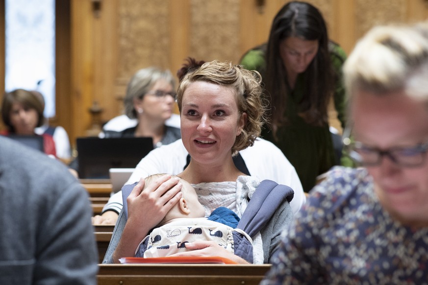 Irene Kaelin, GPS-AG, mit ihrem Kind, an der Herbstsession der Eidgenoessischen Raete, am Mittwoch, 26. September 2018 im Nationalrat in Bern. (KEYSTONE/Anthony Anex)