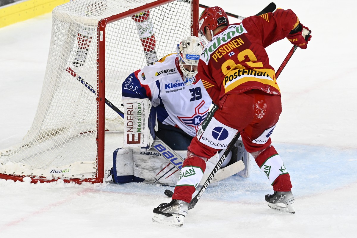 Tigers Harry Pesonen, rechts, im Kampf um den Puck gegen Klotens Goalie Sandro Zurkirchen, links, waehrend dem Qualifikations-Spiel der National League, zwischen den SCL Tigers und dem EHC Kloten, am  ...